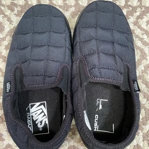 VANS - Big Kid Slippers Size Small (4-6) Black